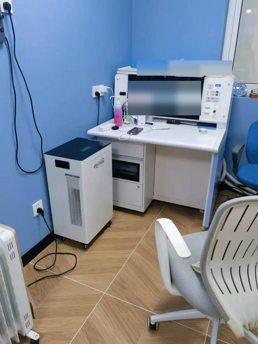 OH-FEEL® OH500F08 application photograph: Treatment room — equipment-side placement. Privacy-sensitive areas obscured where needed.