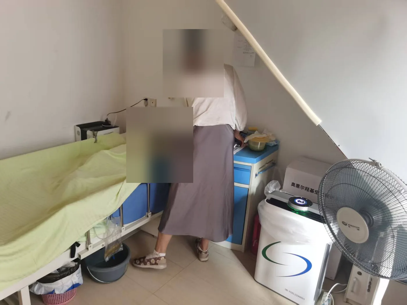 OH-FEEL® OH500F08 application photograph: Elder care — bedside setting. Privacy-sensitive areas obscured where needed.