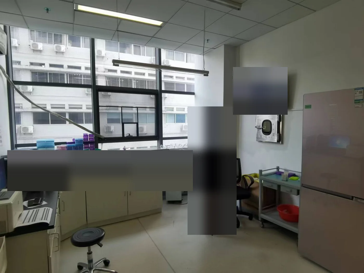 OH-FEEL® OH500F08 application photograph: Hospital laboratory — workspace setting. Privacy-sensitive areas obscured where needed.