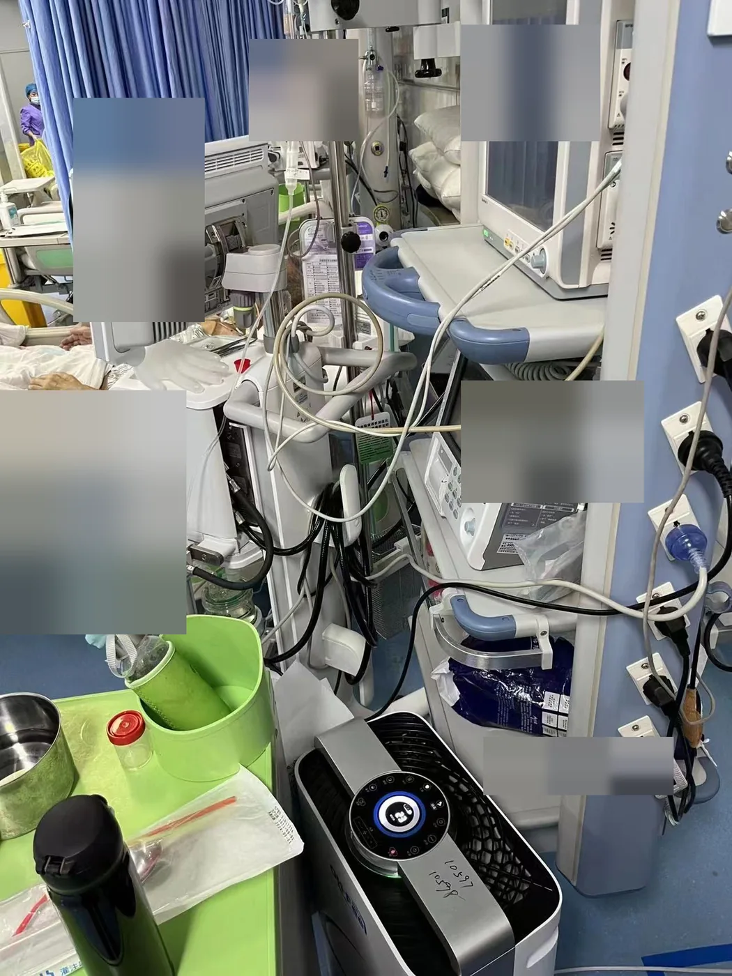 OH-FEEL® OH500F08 application photograph: Isolation ward — equipment setting. Privacy-sensitive areas obscured where needed.