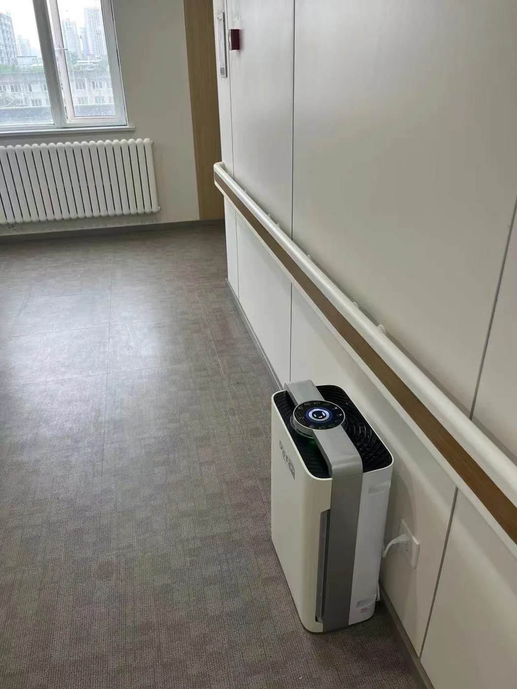OH-FEEL® OH500F08 application photograph: Hospital corridor — wall-side placement. Privacy-sensitive areas obscured where needed.